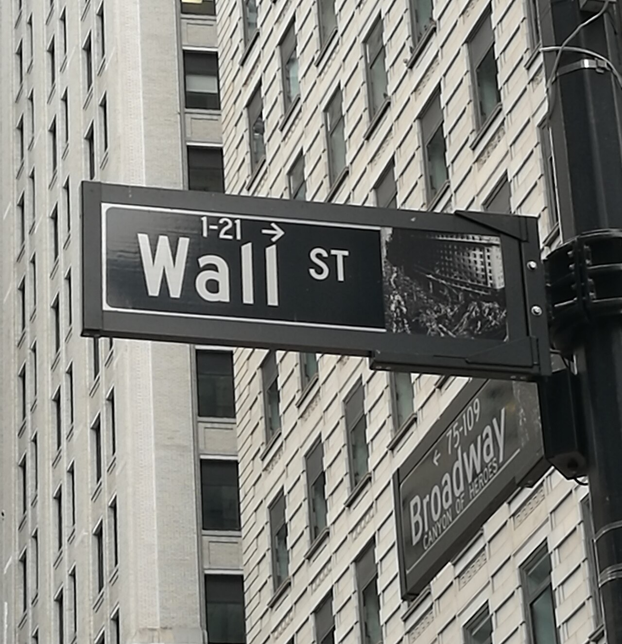1280px-Wall_Street_street_sign.jpg