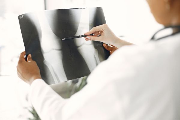 How Responsible Clinics Evaluate Knee Conditions.jpg