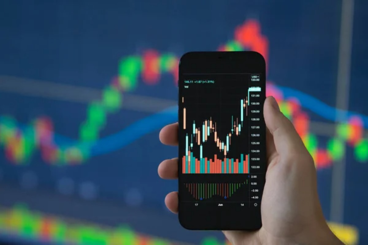 Sensex Today Trades Higher; HCL Tech & TCS Top Gainers