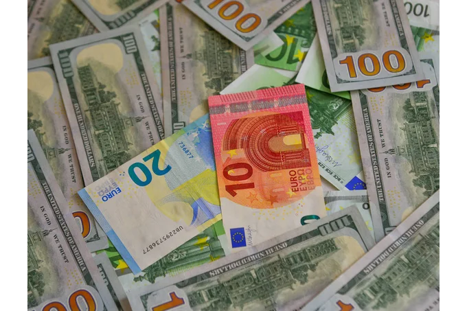 EUR/USD Signal: Inverted H&S Pattern Points To Bullish Breakout As French Bond Yields Jump