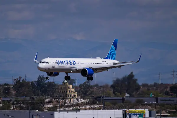 United Airlines: Record Sales, Thinner Margins