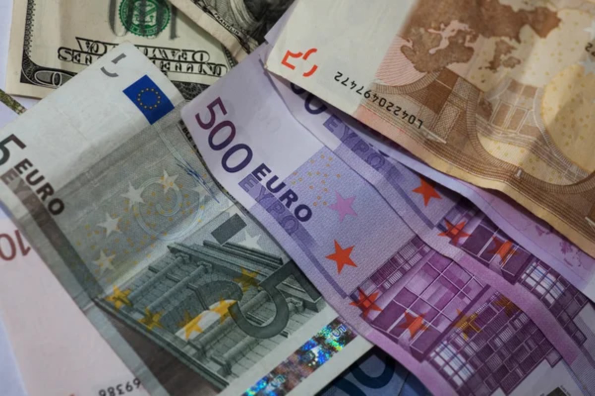 EUR/USD Tests Range Midpoint Ahead Of Critical ECB Decision
