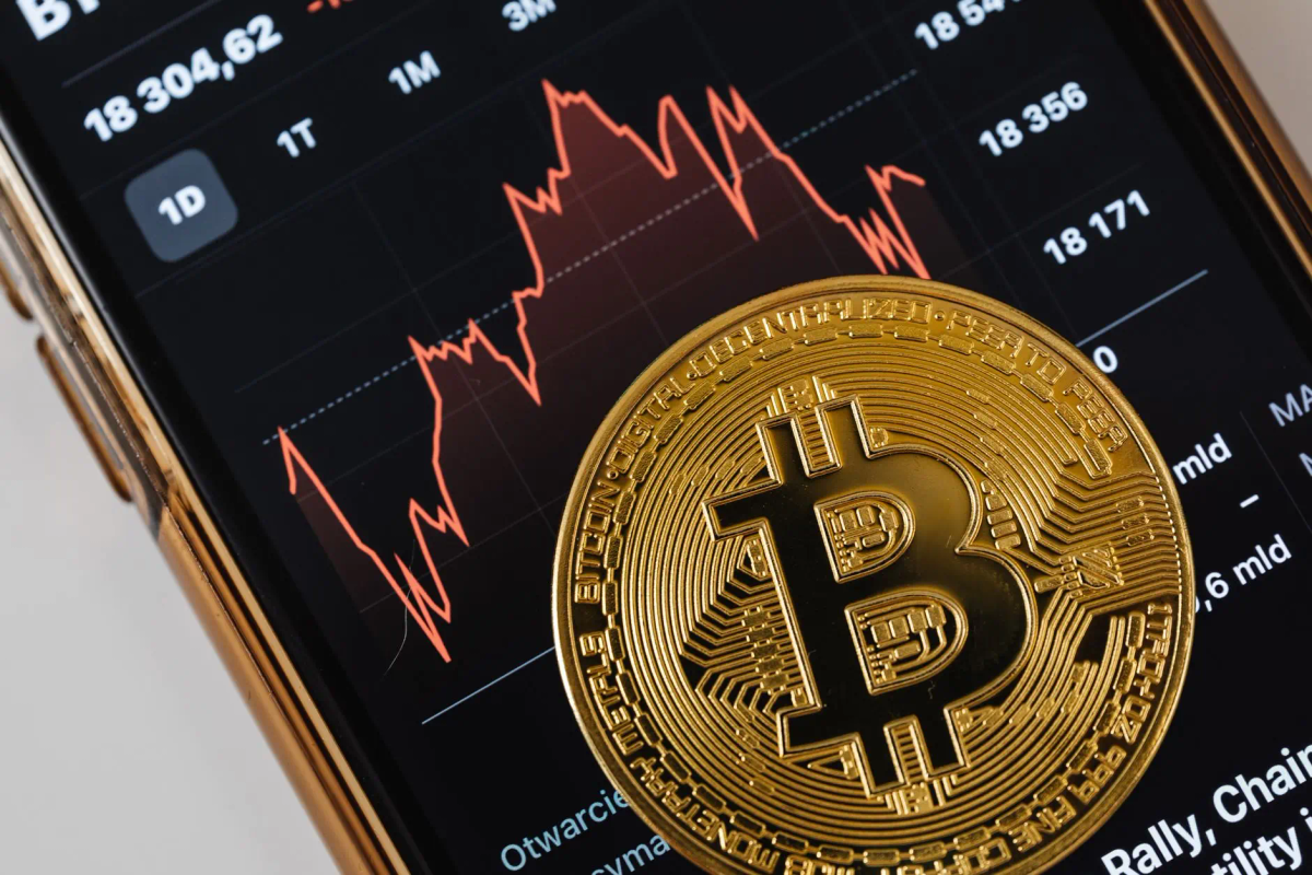 Crowded Leverage Amplified Bitcoin Sharp Market Drop Following $400M In Liquidations