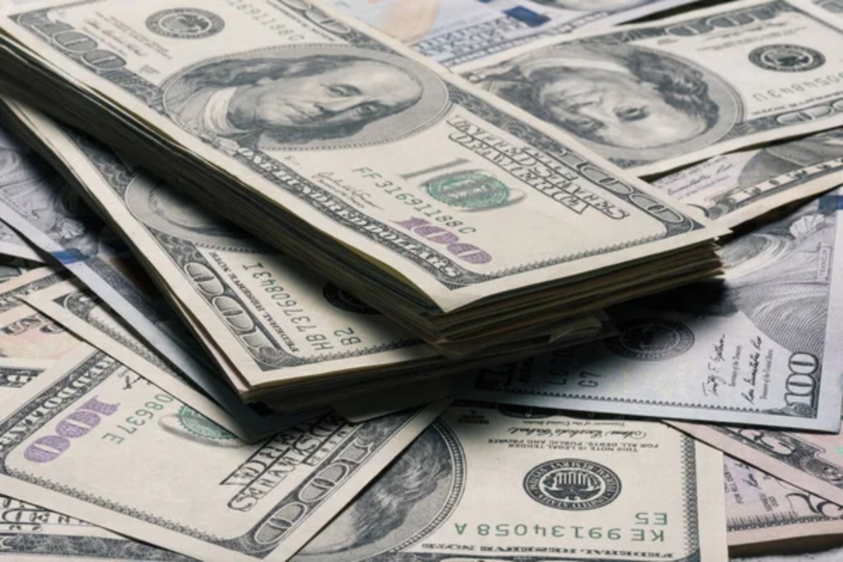 Dollar Gains As Risk Sentiment Deteriorates