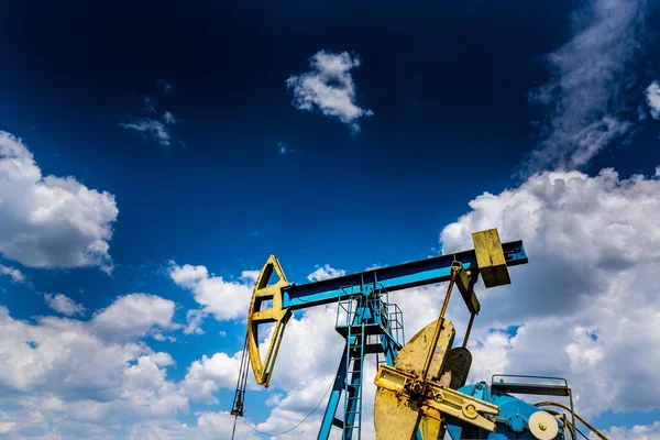 depositphotos_117844648-stock-photo-operating-oil-well-profiled-on.jpg