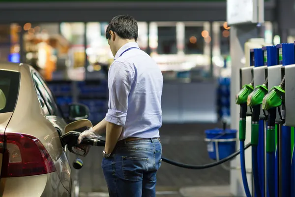 depositphotos_8874350-stock-photo-young-man-fueling-his-car.jpg depositphotos_8874350-stock-photo-young-man-fueling-his-car.jpg