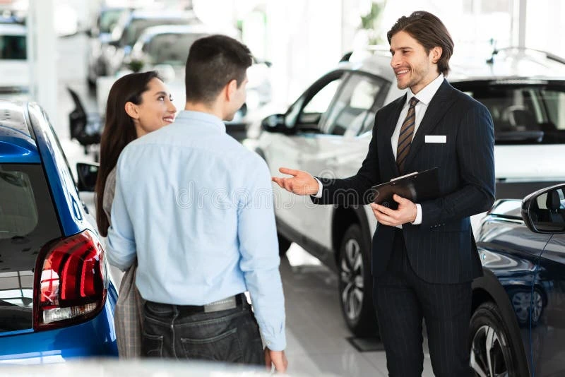 salesman-selling-car-to-customer.webp salesman-selling-car-to-customer.webp