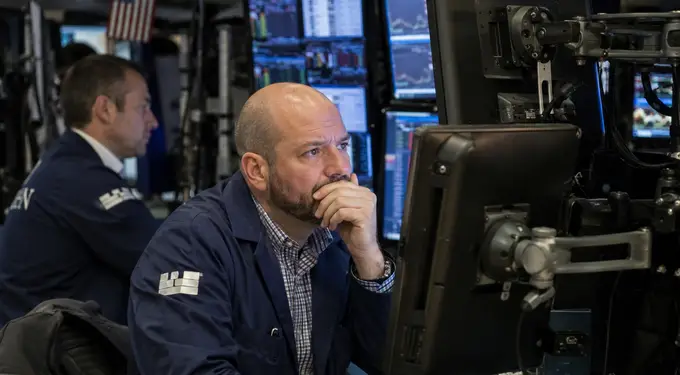 Dow Falls 454 Points As Earnings, Hormuz Tensions Weigh On Wall Street