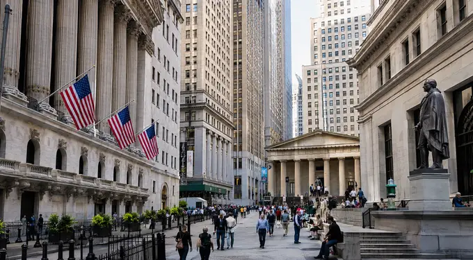 U.S. Stocks And The Economy Seem To Moving In Opposite Directions: Here's Why