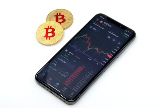 Bitcoin Bear Flag Warning, Technical Chart Deep Dive — BTC, ETH, HYPE, SOL 2026