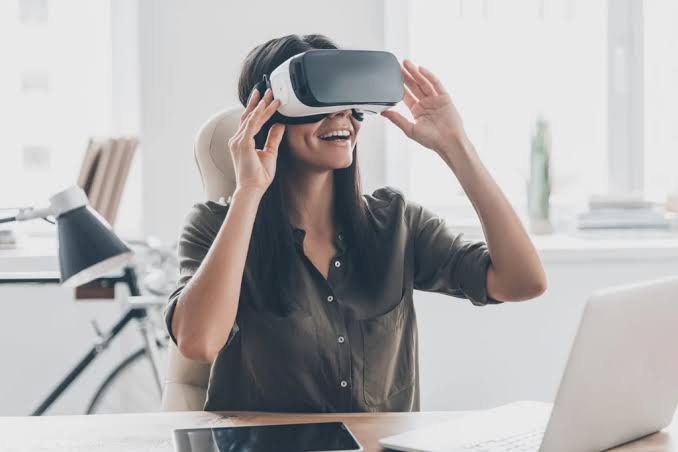 How AR and VR Technology Can Directly Benefit Your Business in 2018
