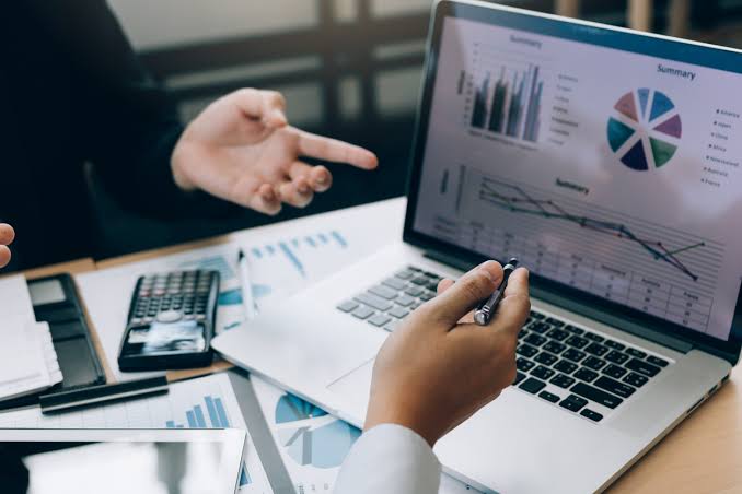 Business Analyst vs. Data Analyst vs. Data Scientist [7 Key Differences]