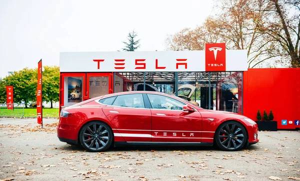 depositphotos_187438254-stock-photo-new-red-tesla-model-s.jpg depositphotos_187438254-stock-photo-new-red-tesla-model-s.jpg