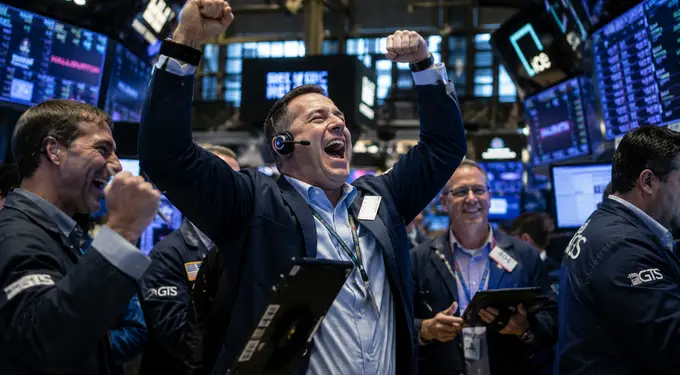 Dow Hits Record High As Iran Deal Hopes, SpaceX Rally Lift Stocks