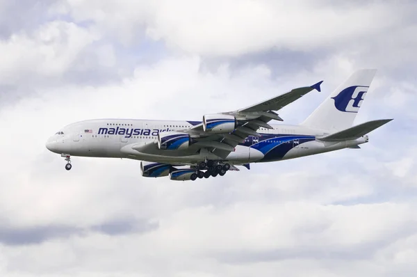 depositphotos_196301980-stock-photo-london-august-2013-malaysian-airlines.jpg