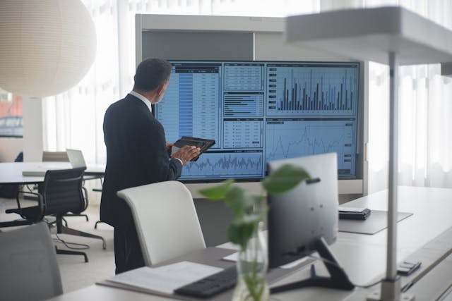 Palantir (PLTR) Balances Growth Deals with Investor Doubts