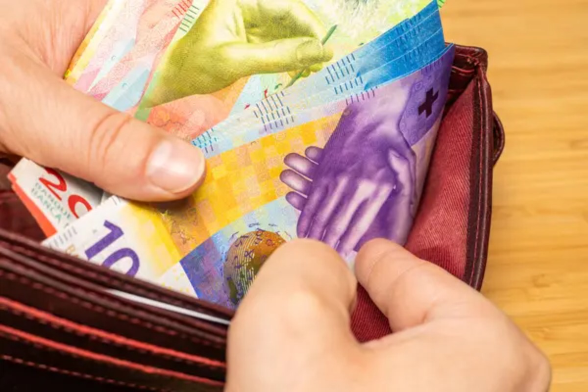 Swiss Franc Gains As USD/CHF Retreats, While Strong US Jobs Data Supports Fed Hike Expectations