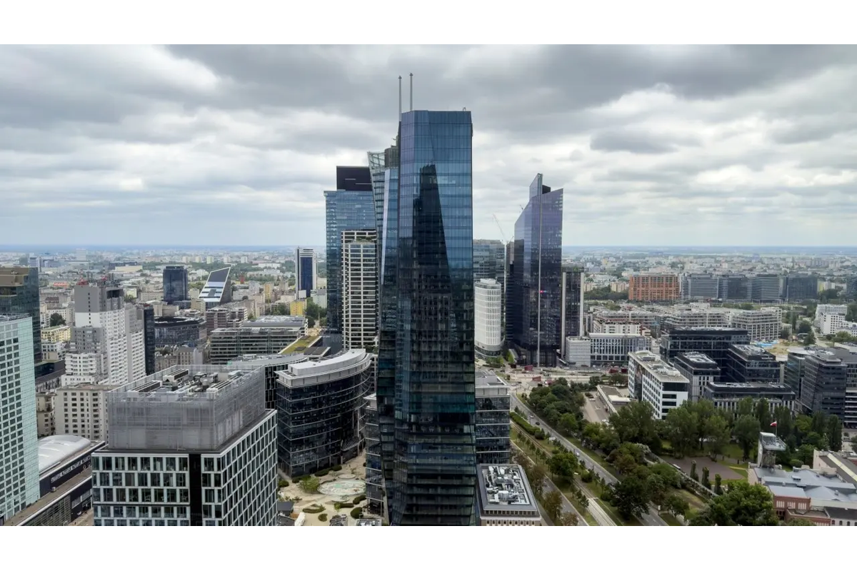 Poland’s K-Shaped Recovery Weighs On Growth, Supports Stable Rates