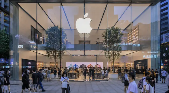 Apple Briefly Hits $5T Valuation As Investors Favour Its AI-Light Strategy