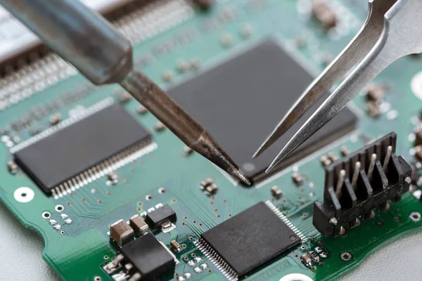 depositphotos_191674212-stock-photo-process-assembling-elements-computer-motherboard.jpg