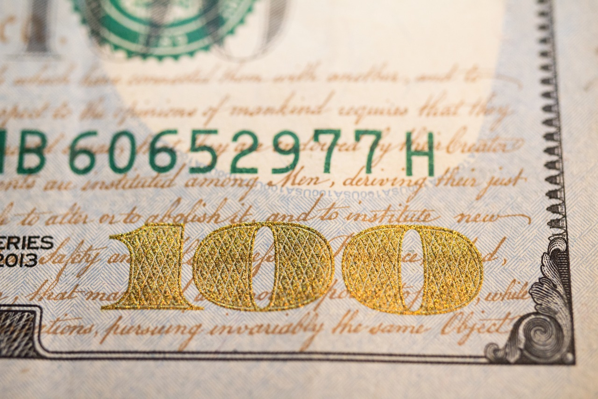 Gold Falls Even As The Dollar And Yields Drop