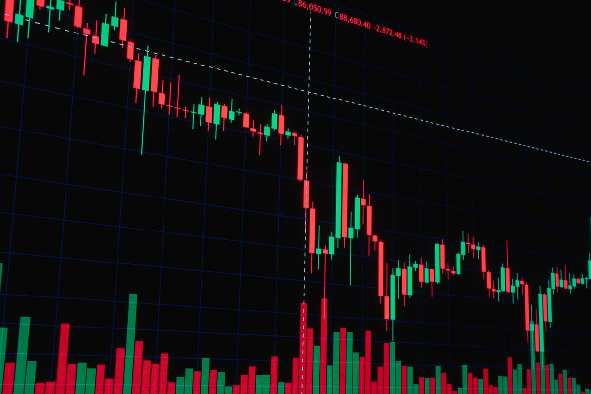 Dow Holds Steady As Nasdaq Falls 1.24% On AI Stocks, Oil Surge