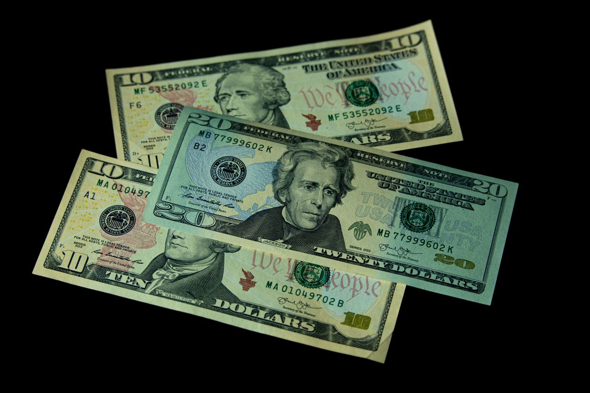 The Dollar Is Falling. So Why Isn't Gold Rallying?