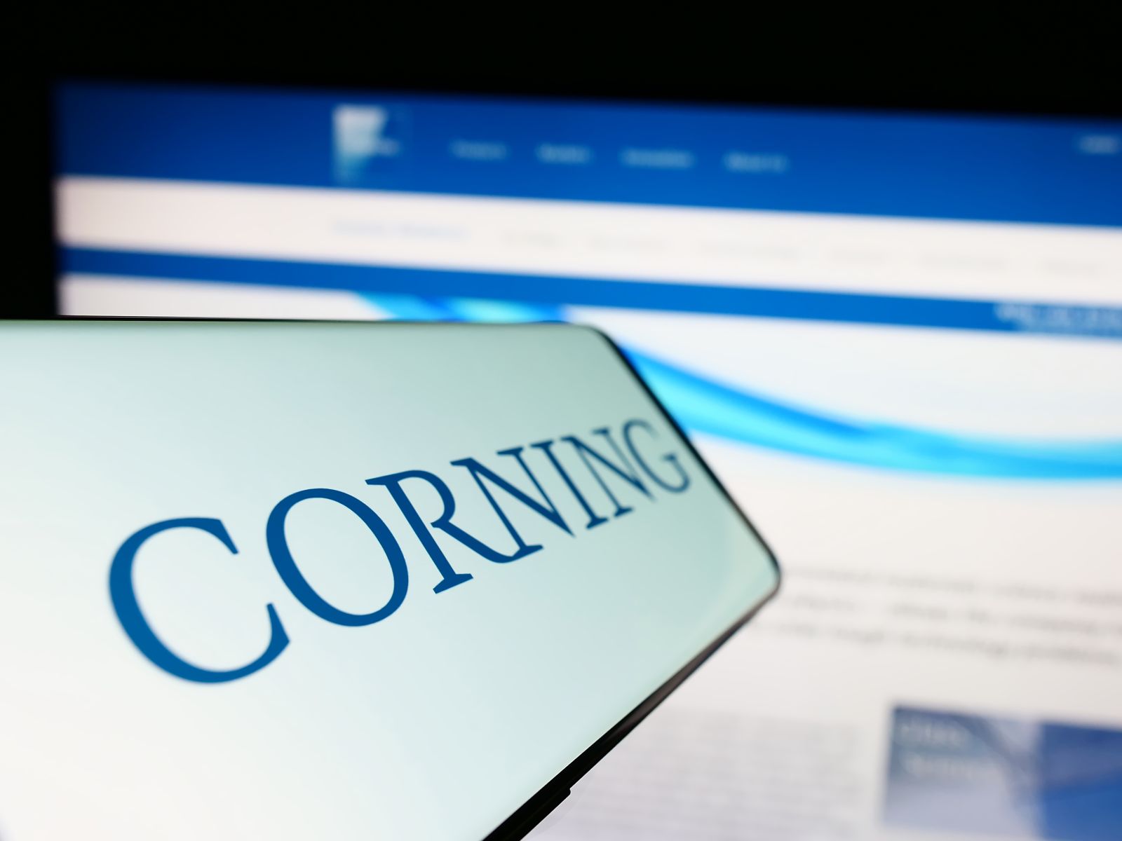 Corning Delivers Strong FCF Results, But Investors Play GLW Stock's Drop With An Unusual Short-Put Play