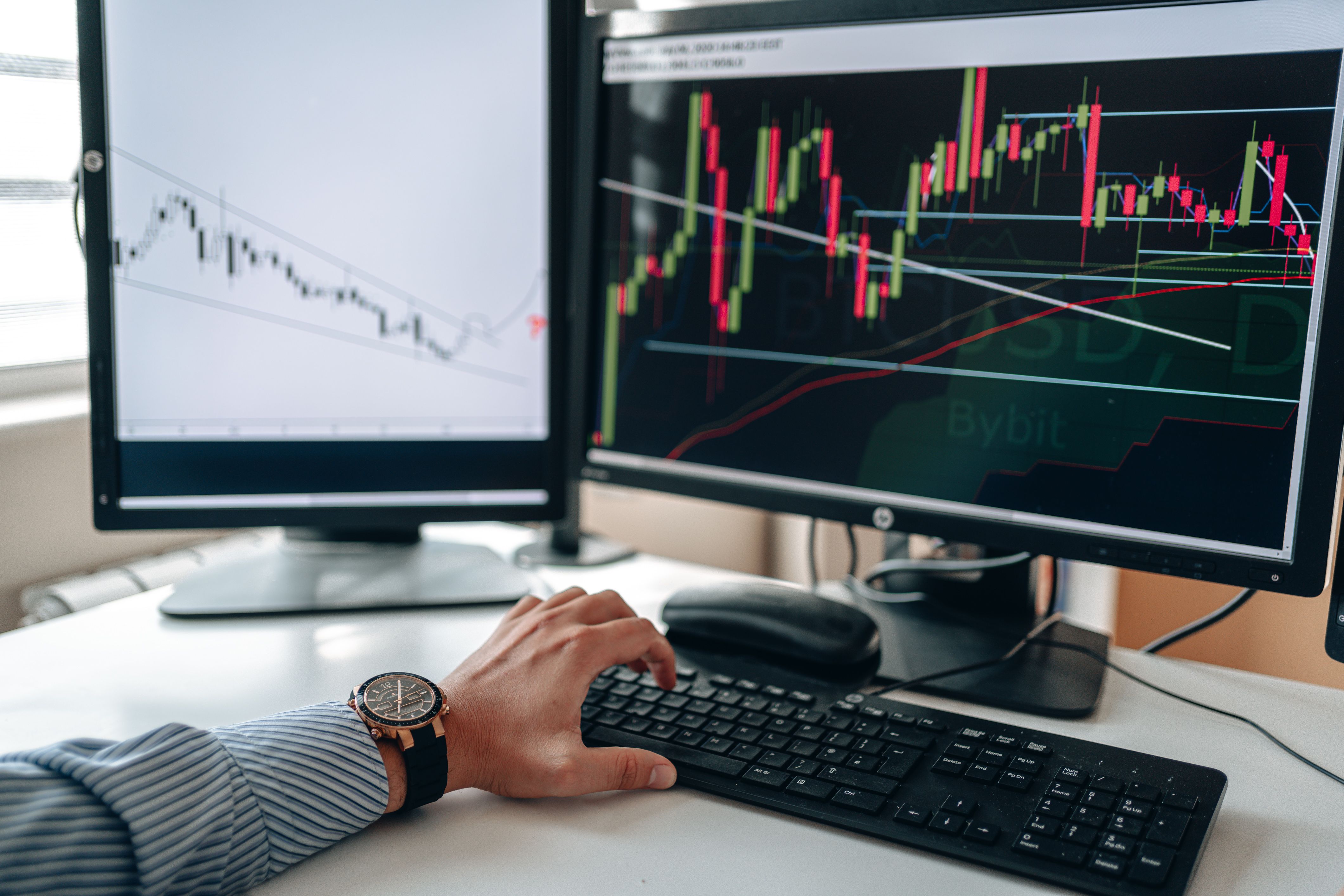 trader trading with taking profit and stop loss.jpg