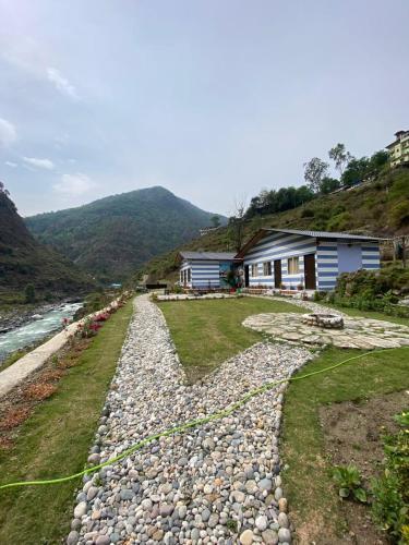 Scenic Himalayan riverside surroundings in Uttarkashi
